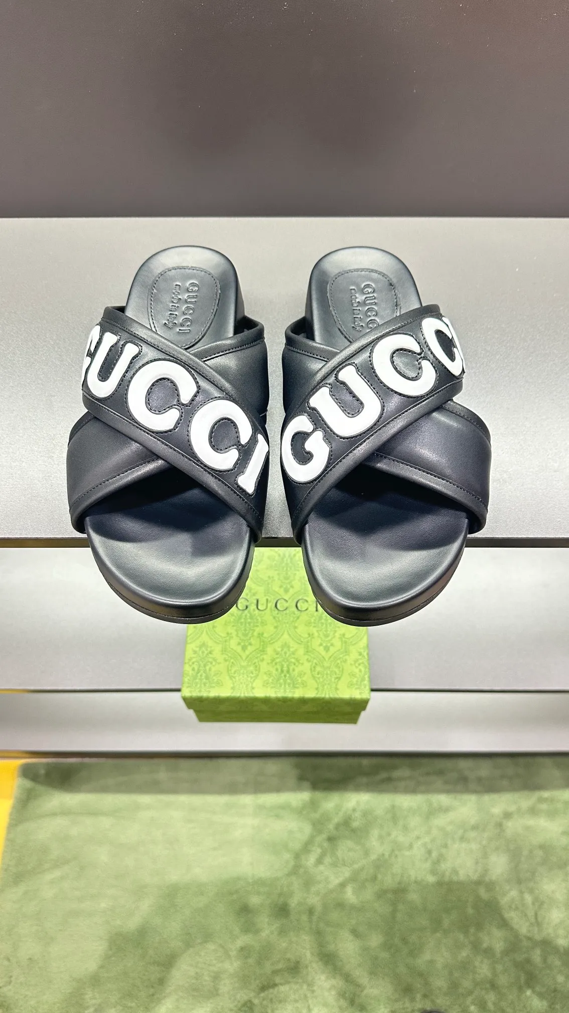 [G Family Couple Style] P: 320💰Female size 36~40 Men's size 39~45, (46. Custom-made GG slippers for men and women. This slipper is made of GG polyester fiber and is decorated with a Gucci label on the front, which adds a striking logo feel to the style. Beige GG recycled polyester fiber, same size for men and women, leather trim